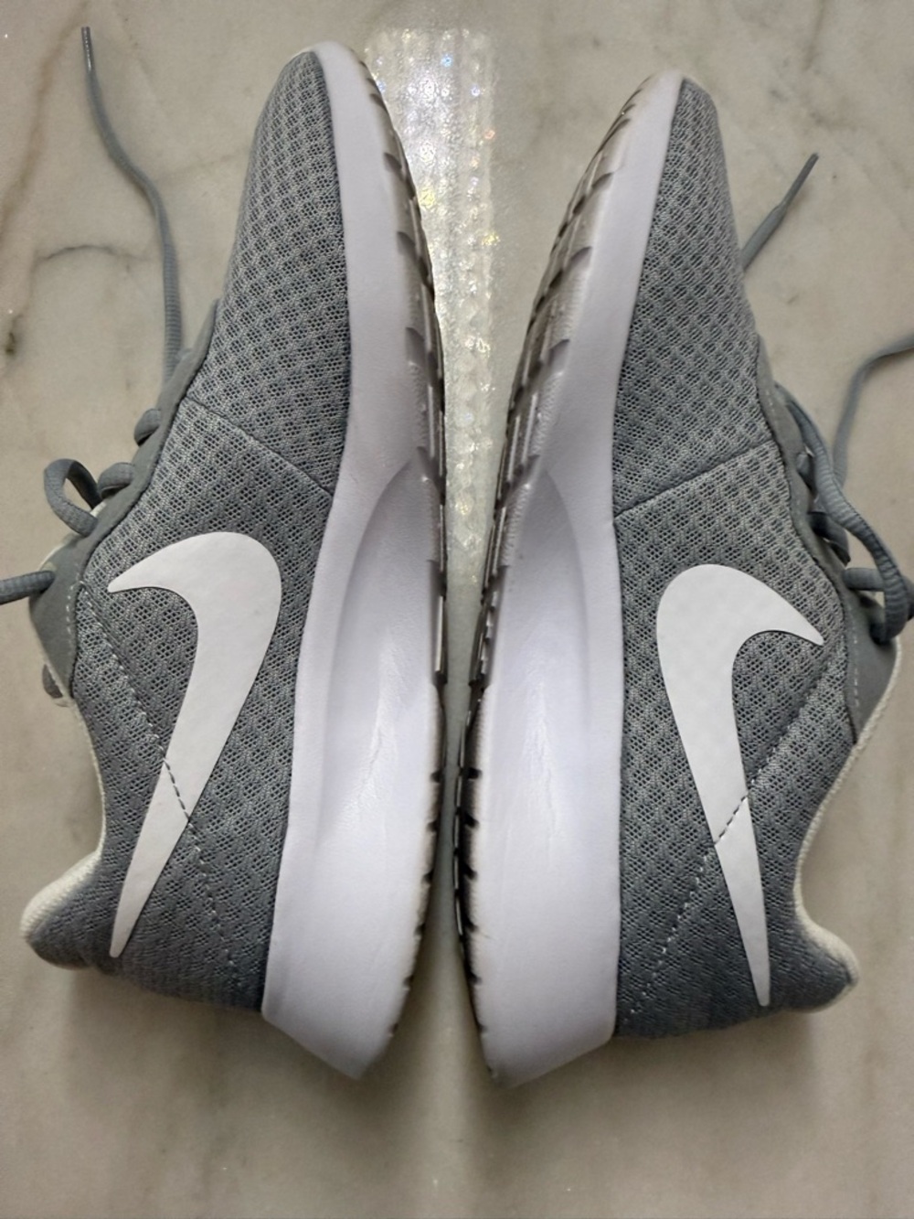 Nike Tanjun Women’s Athletic Shoes Gray and White 7.5 - Picture 3 of 6